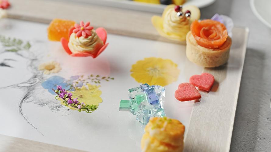 イラスト、押し花、スイーツをレイヤーのように重ねたスイーツプレート